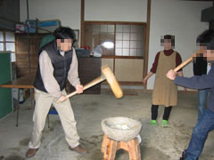 くろにゃん餅つき